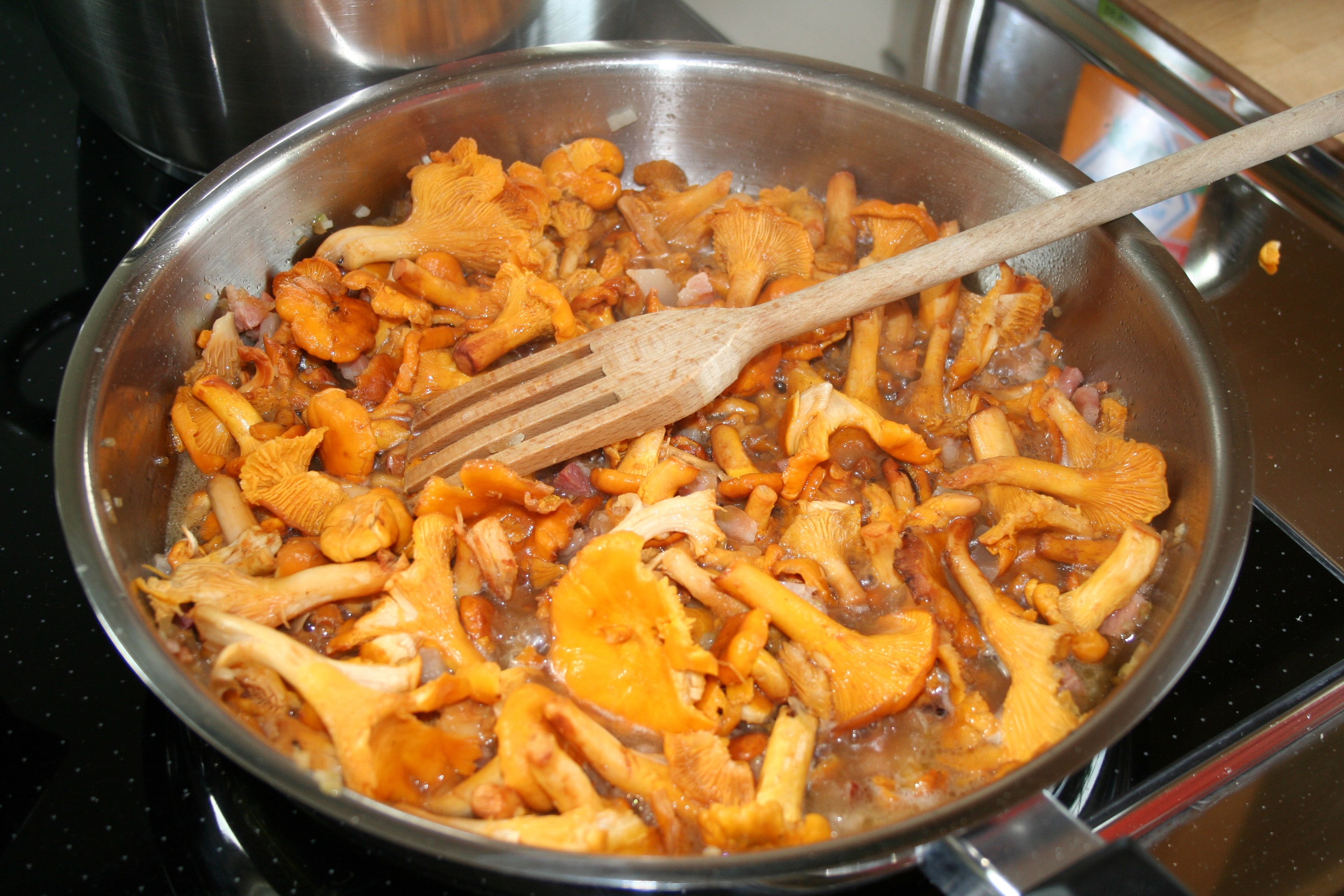 Приготовление грибов. Лисички грибы жареные. Жареные лисички. Лисички на сковороде. Что приготовить с лисичками.